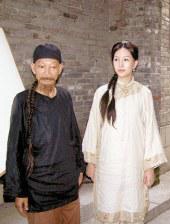 她是个不折不扣风骚女子